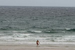 Imagen de archivo de un surfista en la playa de Zarautz