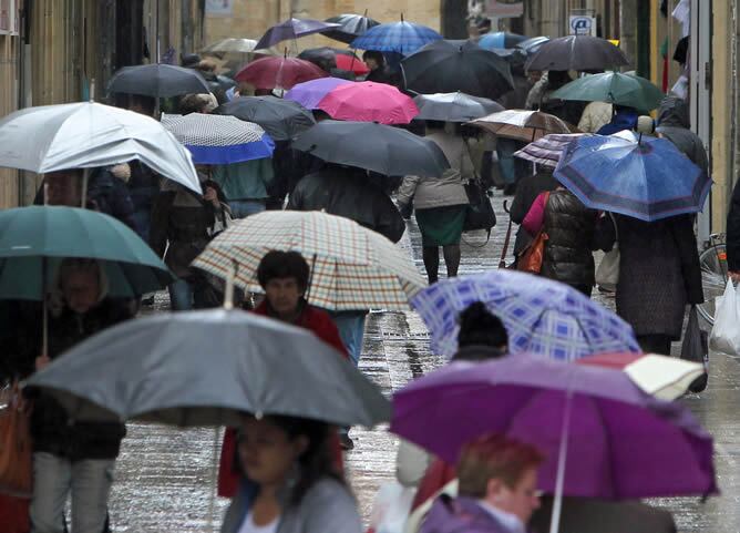 Calle de la Parte Vieja de San Sebastián, donde el jueves llovió durante todo el día