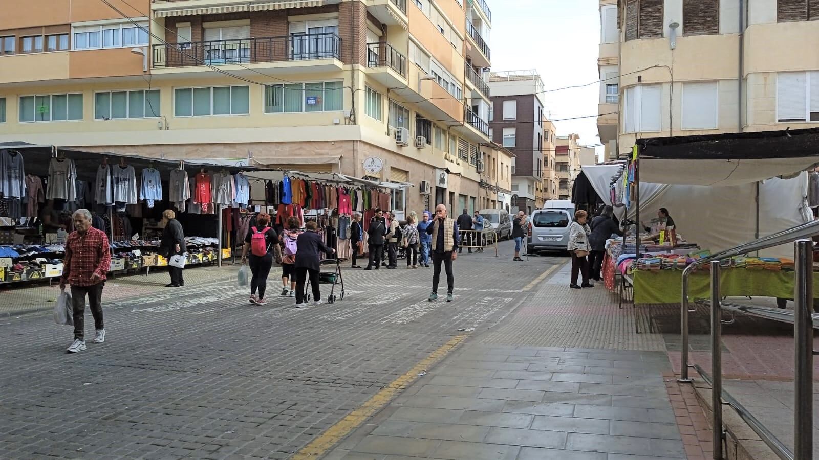 Mercadillo en la calle Petrer de Elda