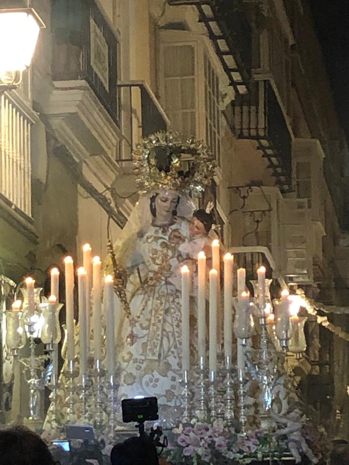 La Virgen del Rosario bajando por la calle de su nombre. Foto Celia A.