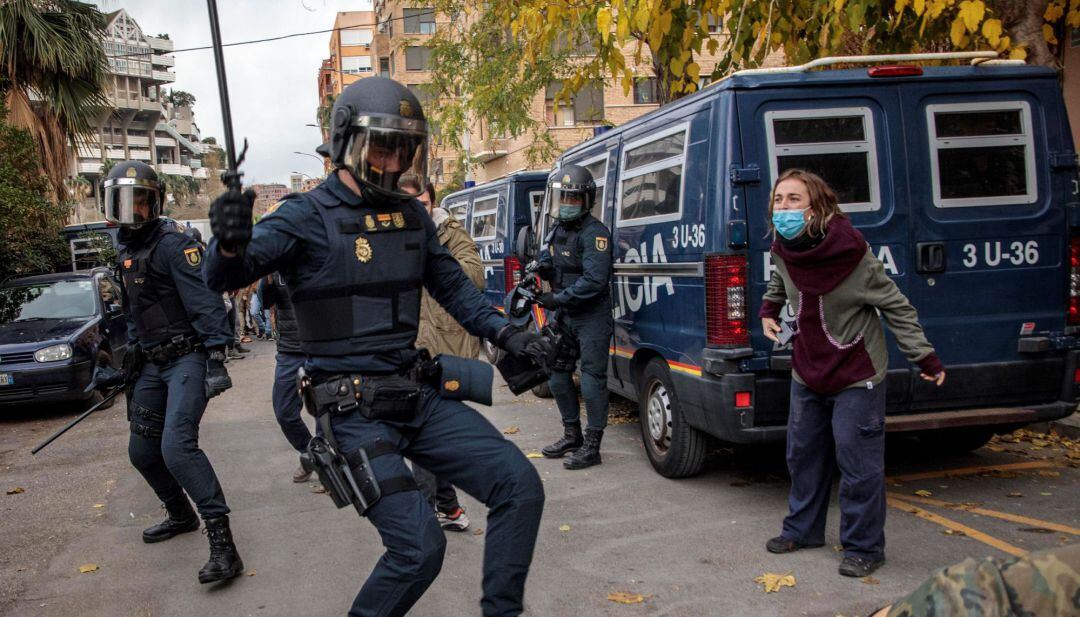 Decenas de agentes de la Policía Nacional han entrado a primera hora de la mañana de este lunes en el &quot;Casal Social Okupado de L’Horta&quot;, en el barrio valenciano de Benimaclet, y cerca de cien de personas se ha concentrado en las inmediaciones en señal de protesta.