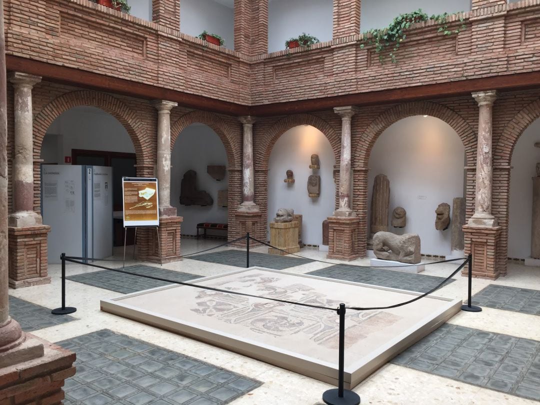 Patio central del Museo Arqueológico de Cástulo.