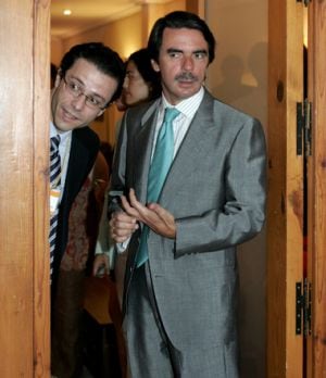 José María Aznar y Javier Fernández Lasquetty en Moncloa en 2004. Al fondo, la presentadora de Telemadrid, Ana Samboal