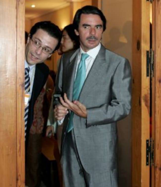 José María Aznar y Javier Fernández Lasquetty en Moncloa en 2004. Al fondo, la presentadora de Telemadrid, Ana Samboal