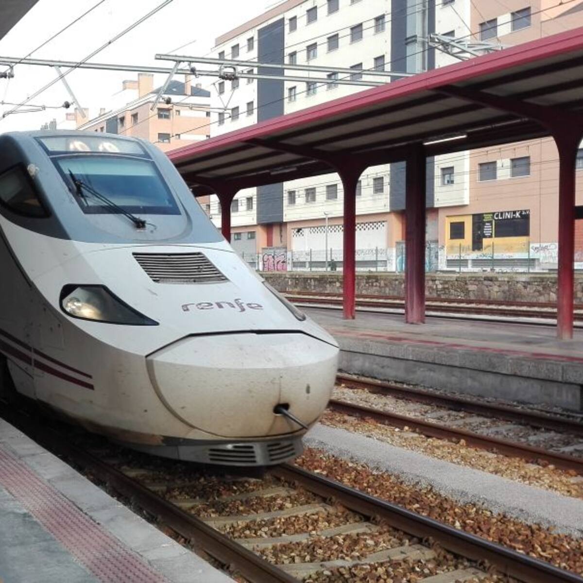 Marco Morala contrasta la "supresión de trenes socialista" con la subvención de la Junta a la Llanada