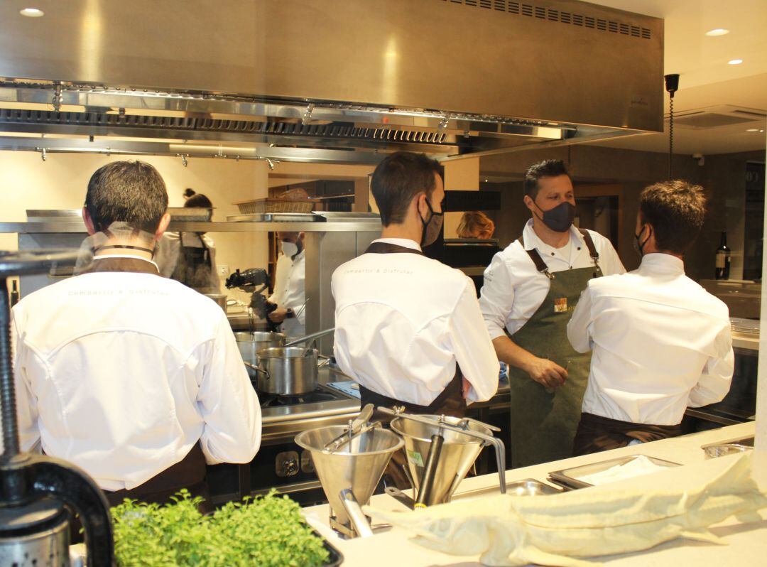 Kiko Moya, hablando con otros chefs, en una de las citas anteriores de las cenas del 40 aniversario