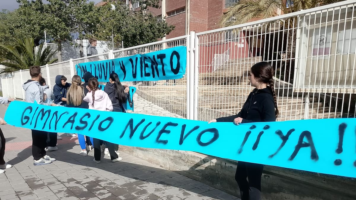 Alumnos del IES Cabo de Huerta de Alicante exigen la construcción de un nuevo gimnasio