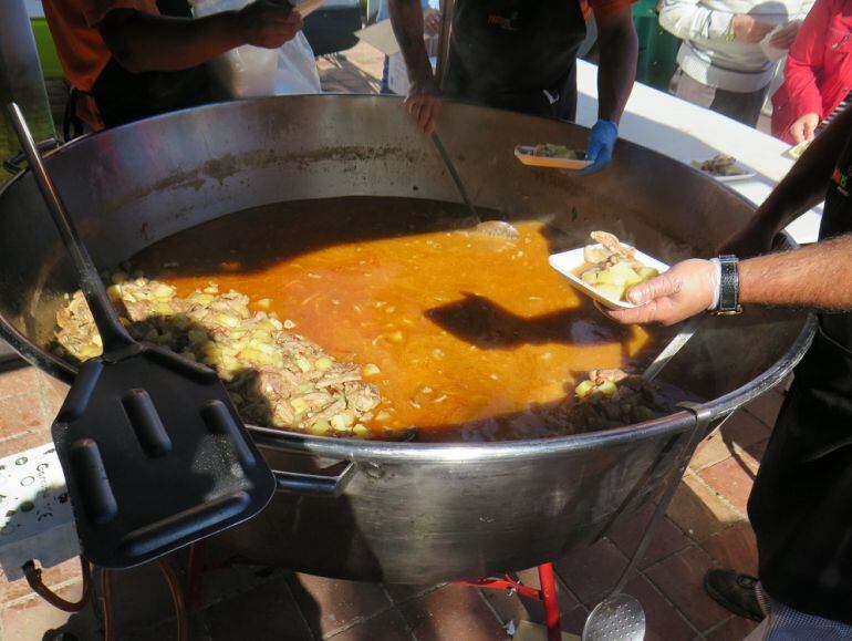 Una caldereta para más de 500 personas