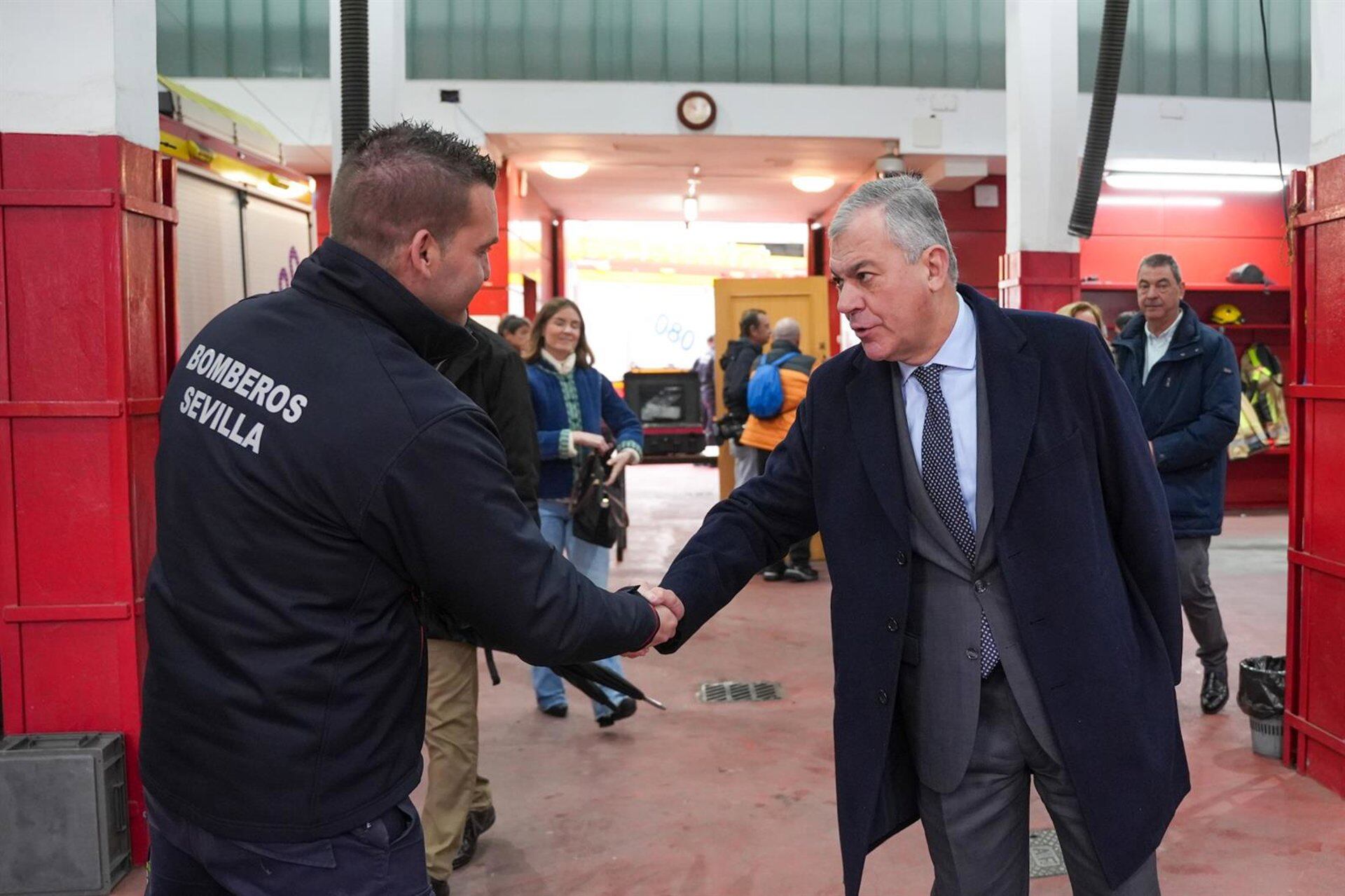 Imagen de archivo de una visita de José Luis Sanz al parque de bomberos