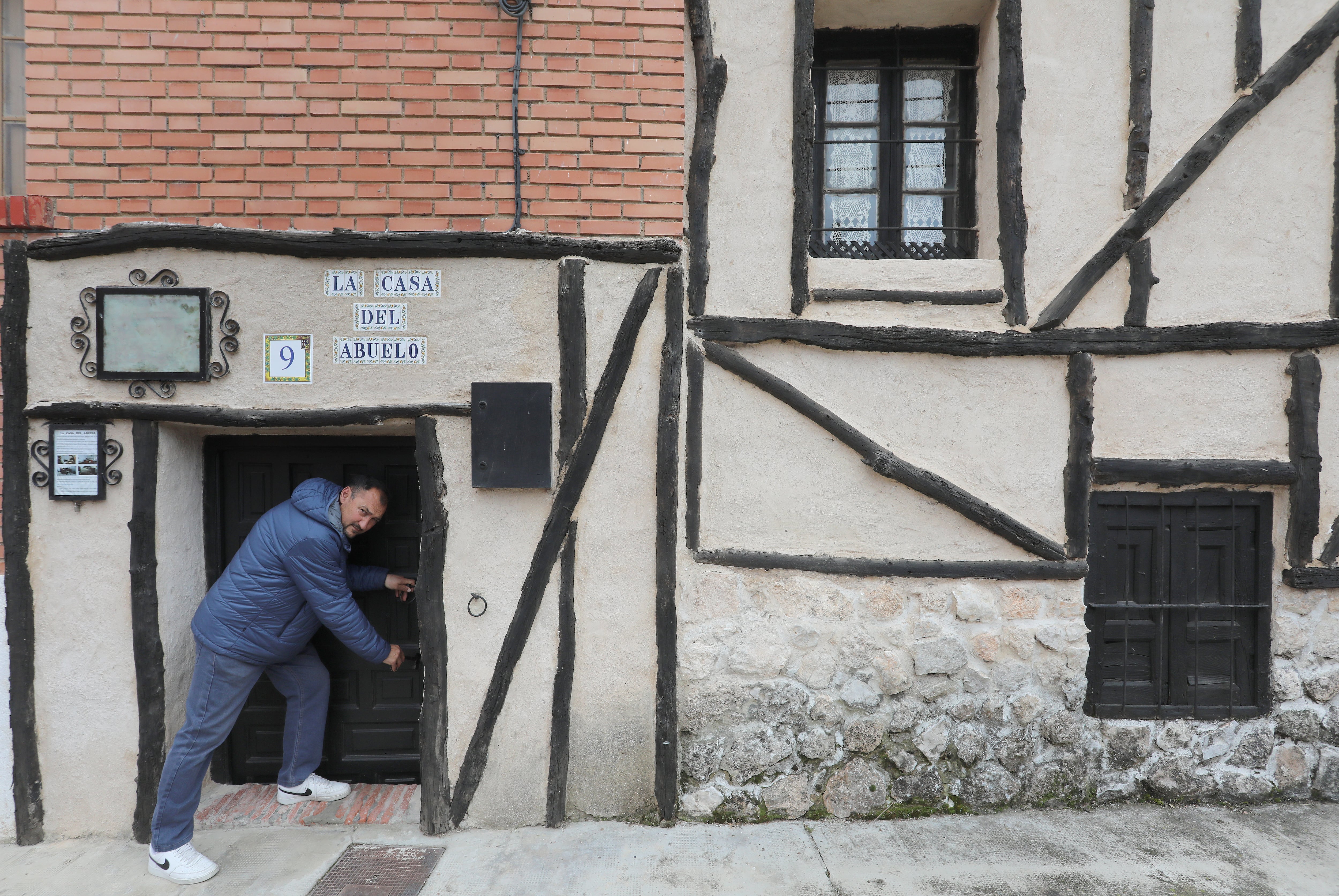 Casa del Abuelo en Cevico de la Torre(Palencia), casa del siglo XIX donde se muestra se muestra el ambiente de una casa de agricultores con sus muebles y objetos de uso diario, en la imagen Juan Carlos García