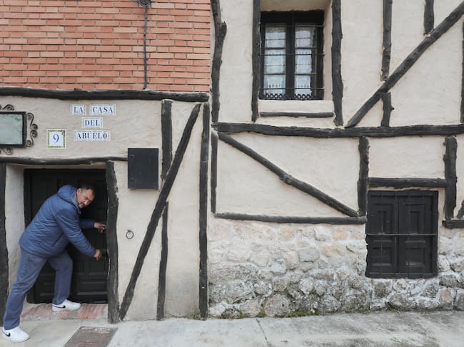 Casa del Abuelo en Cevico de la Torre(Palencia), casa del siglo XIX donde se muestra se muestra el ambiente de una casa de agricultores con sus muebles y objetos de uso diario, en la imagen Juan Carlos García