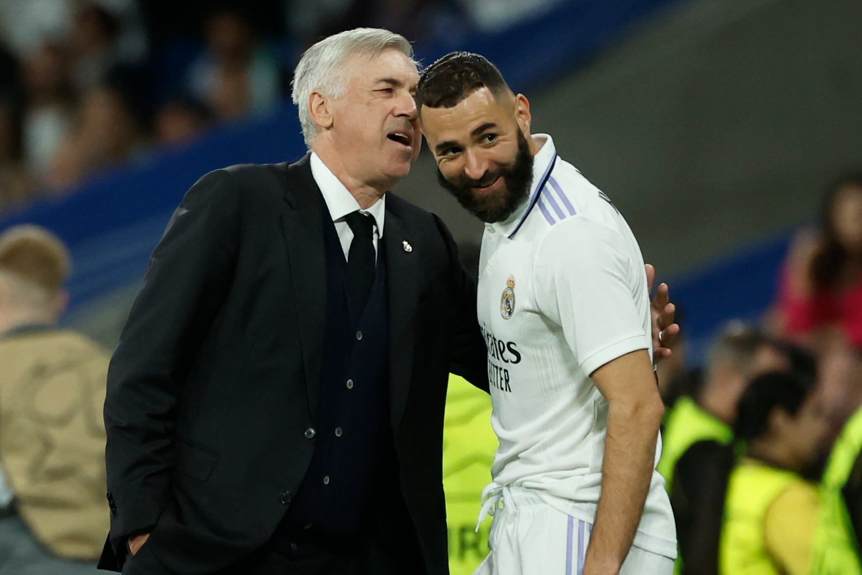 MADRID, 02/11/2022.- El entrenador del Real Madrid, Carlo Ancelotti, habla con el delantero francés Karim Benzema. EFE/ Juanjo Martin