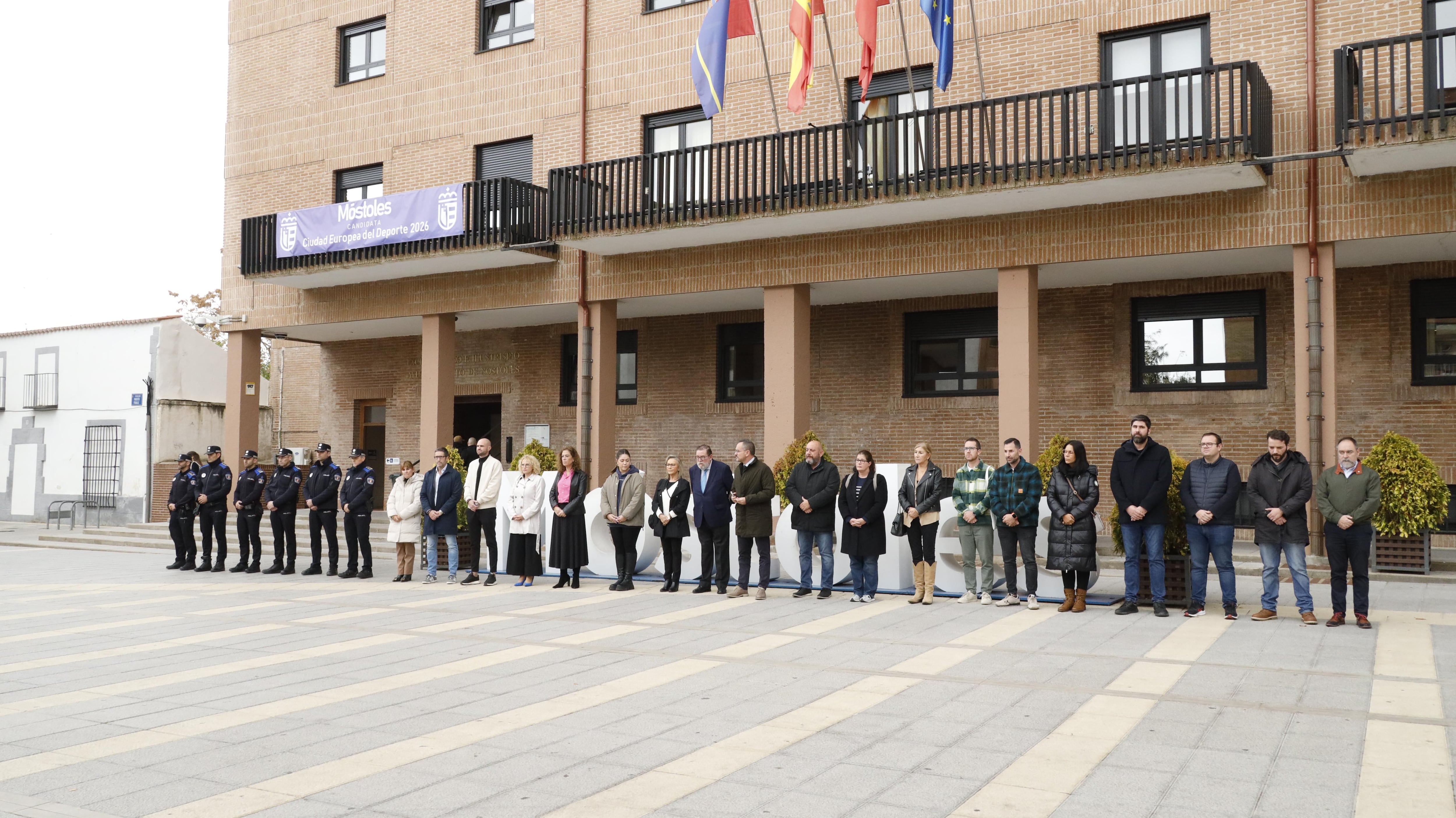 La Corporación de Móstoles durante el minuto de silencio