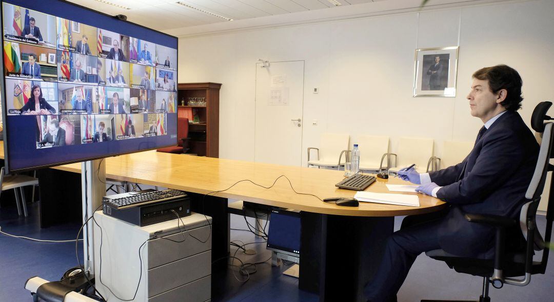 El presidente de la Junta, durante una de las videconferencias de responsables autonómicos con el presidente del Gobierno