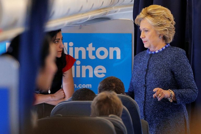 Hillary Clinton habla con sus colaboradores entre ellos Uma Abedin