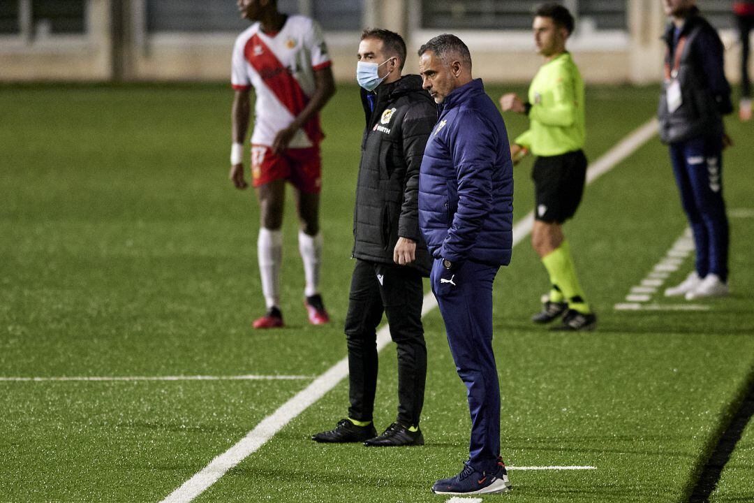 José Gomes concentrado en la banda del Municipal.