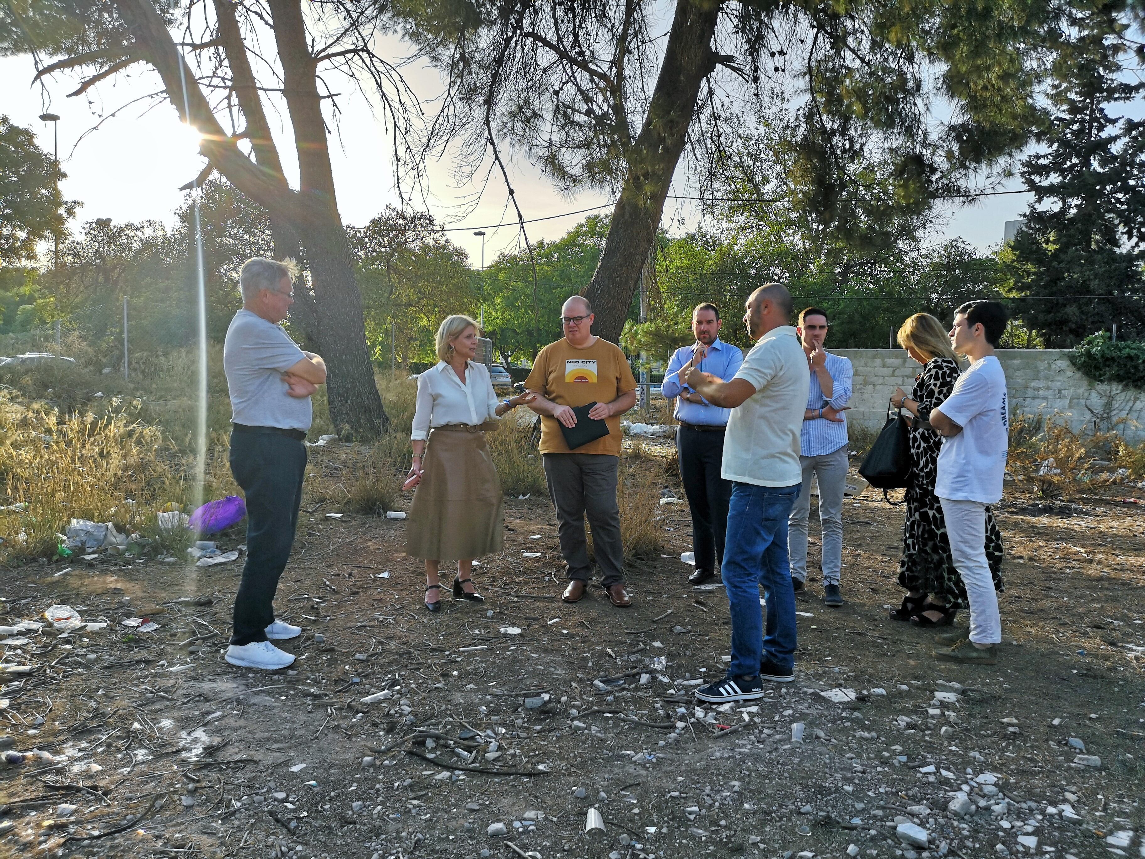 Visita de María José García-Pelayo a la parcela abandonada de la zona Norte