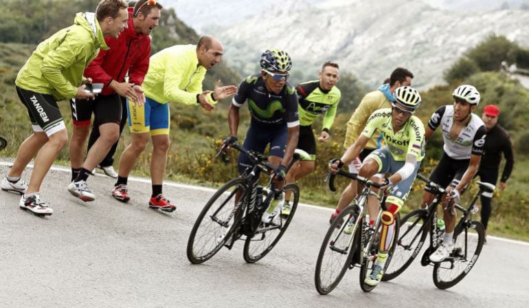 Nairo Quintana, Alberto Contador y Omar Fraile, durante la subida a los Lagos de Covadonga en la Vuelta 2016