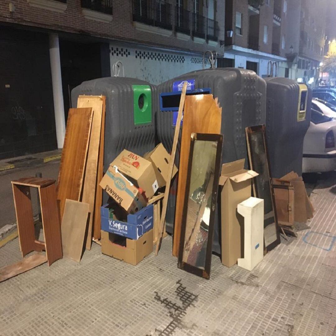 Enseres depositados en la calle