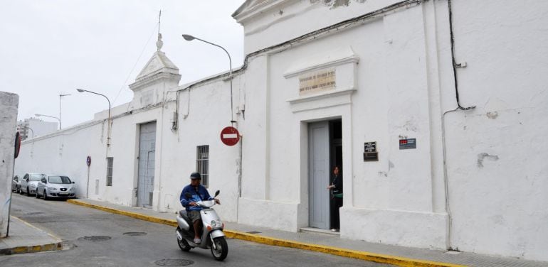 Fachada del cementerio de Cádiz