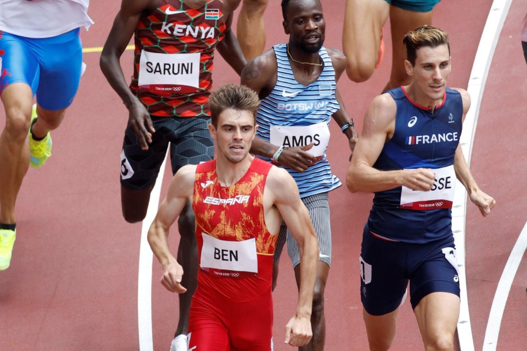 Adrián Ben (frente) de España compite durante las rondas clasificatorias de 800m masculinos de atletismo por los Juegos Olímpicos 2020, este sábado en el Estadio Olímpico de Tokio (Japón).