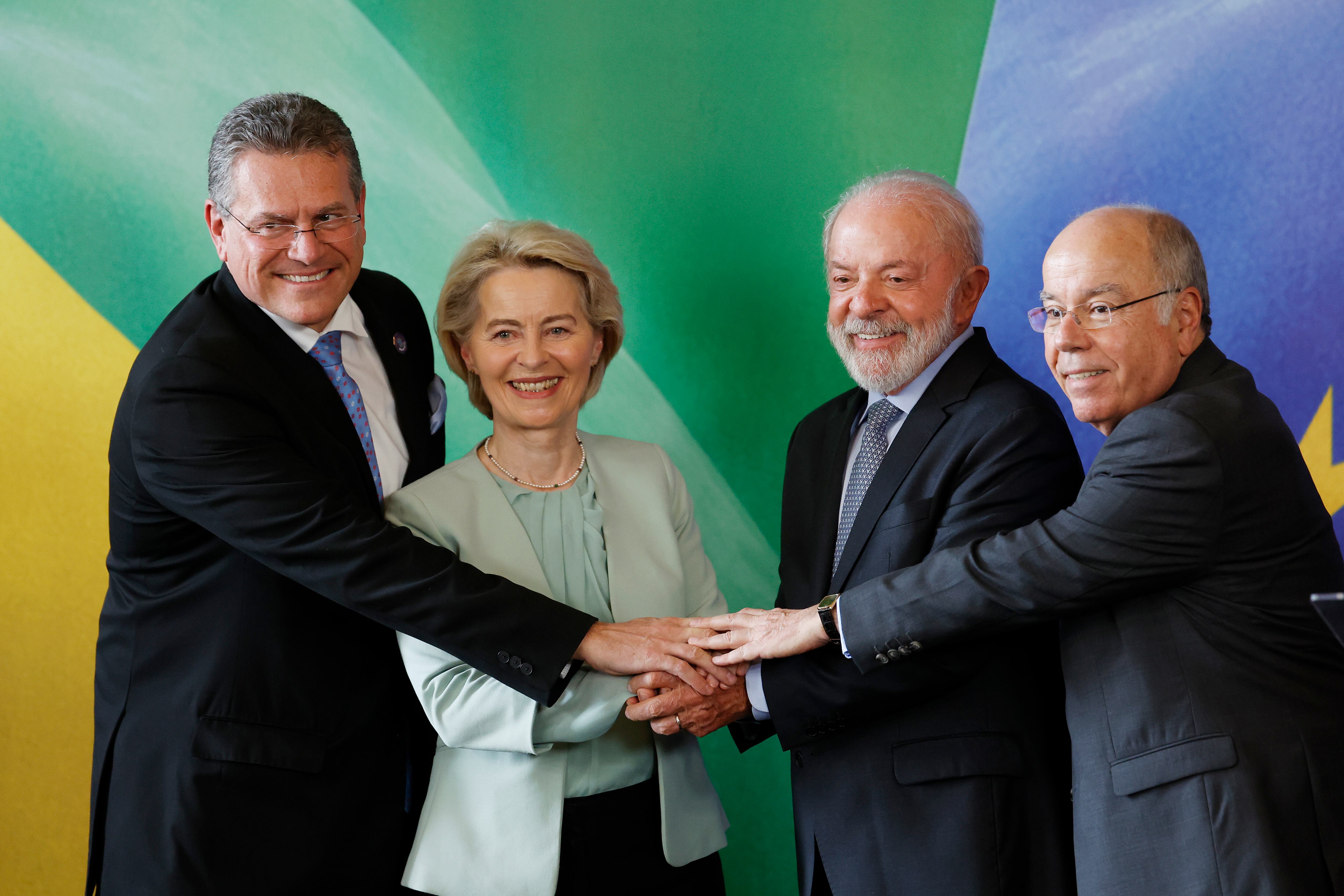 El presidente de Brasil, Luiz Inácio Lula da Silva, posa junto a la presidenta de la Comisión Europea, Ursula Von der Leyen, el canciller de Brasil, Mauro Vieira, y el comisario Europeo de Comercio y Seguridad Económica.