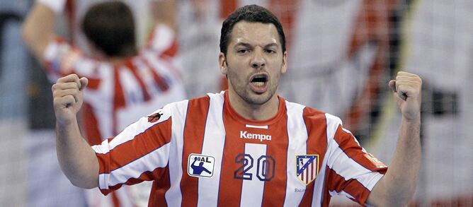 El central del BM Atlético de Madrid Chema Rodríguez celebra un gol durante el partido de vuelta de cuartos de final de la Liga de Campeones de balonmano que ha disputado el conjunto madrileño ante el Cimos Koper hoy, 28 de abril de 2012, en el Palacio de