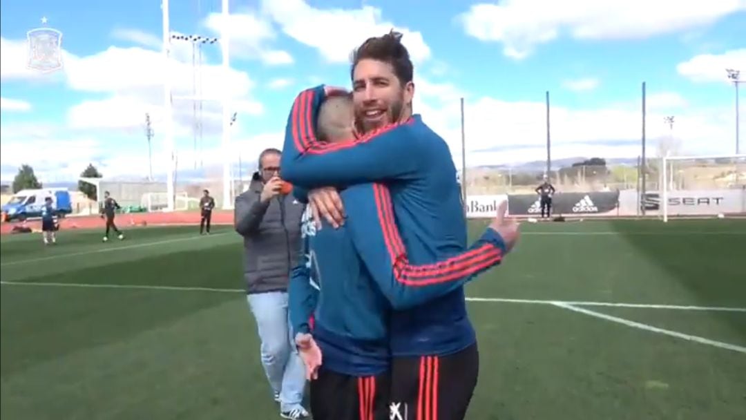 Sergio Ramos abraza a Jordi Alba tras lanzar una falta.