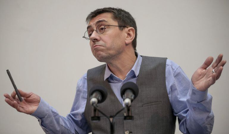 GRA242. MADRID, 20/02/2015.- El número tres de Podemos, Juan Carlos Monedero, durante la rueda de prensa que ha ofrecido hoy en Madrid, en la que ha presentado la factura de los trabajos de consultoría para varios países latinoamericanos por los que cobró