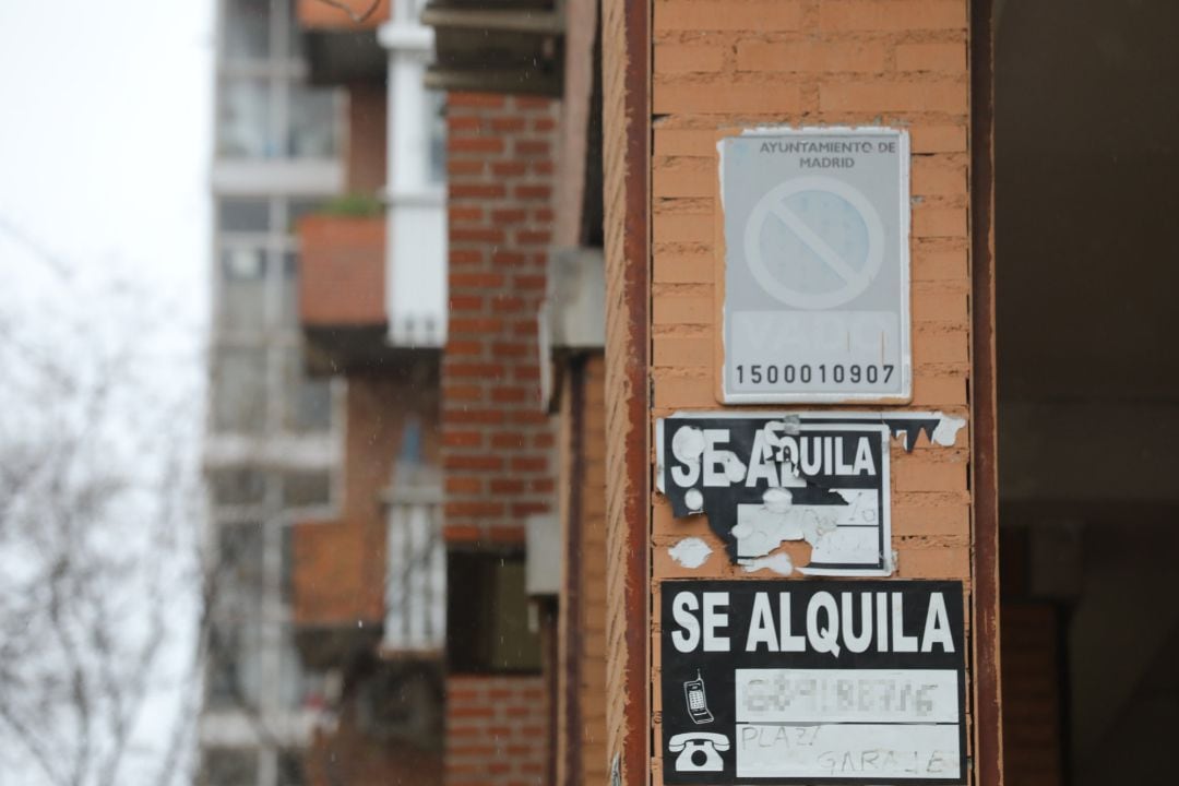 Varios carteles de &#039;Se Alquila&#039; en la pared de un edificio.