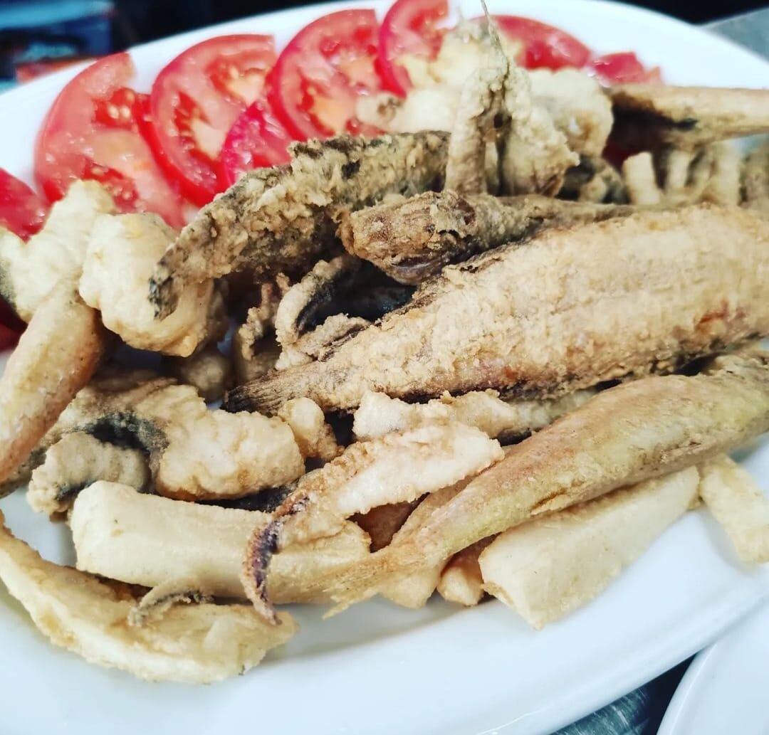 Pescaíto frito con tomates aliñados en El Maty