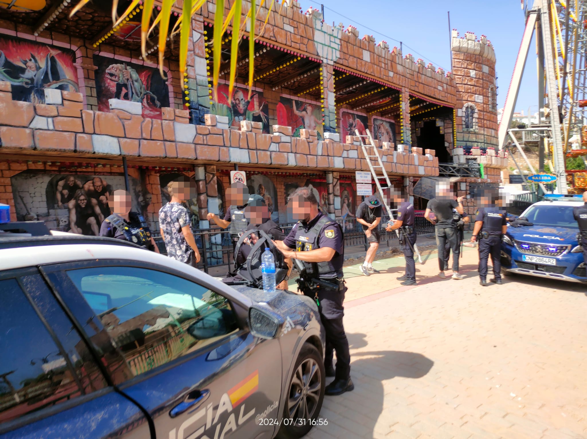 Un momento de la intervención de los agentes en Tívoli