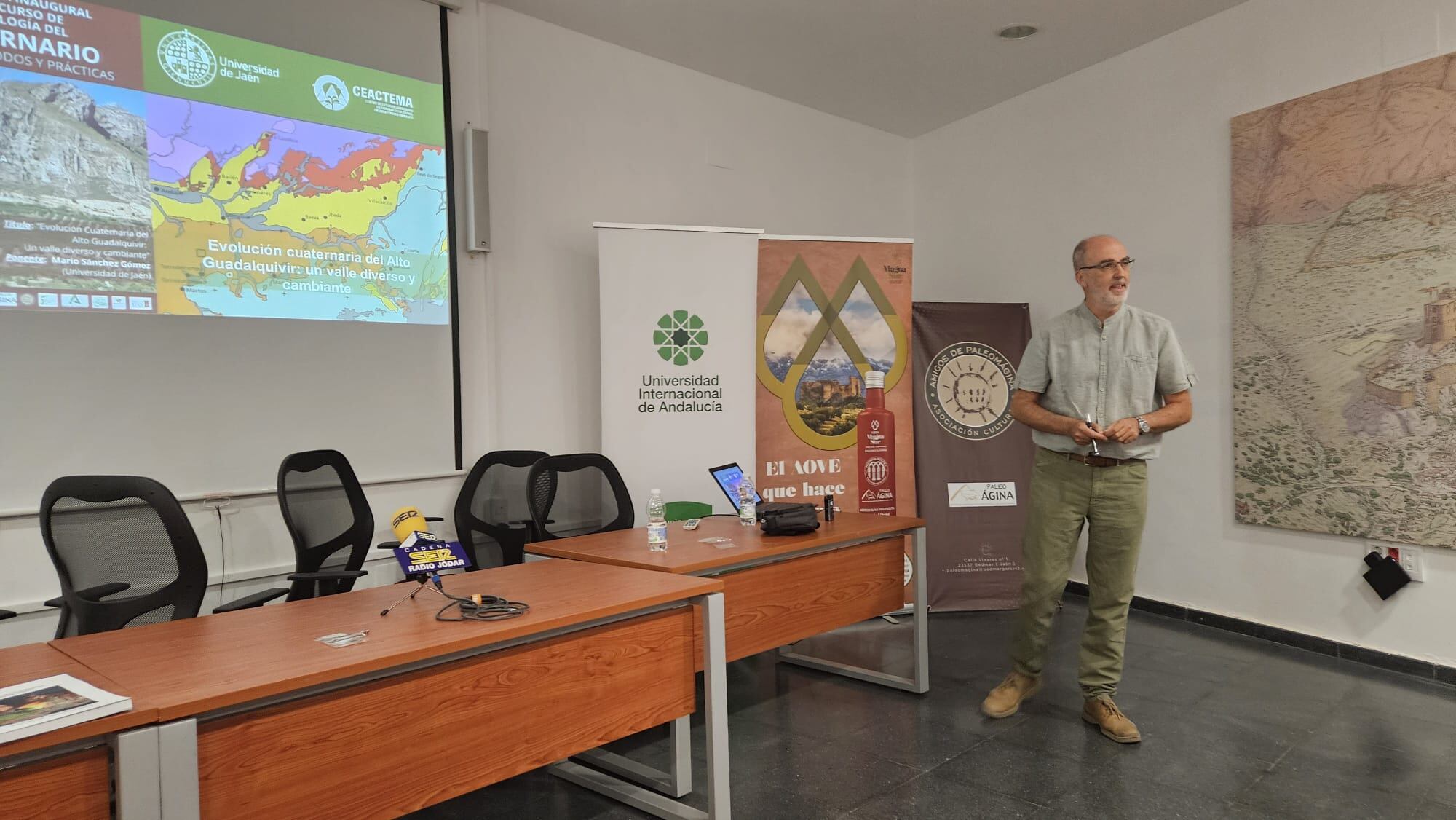Momento de la conferencia inaugural por el profesor Mario Sánchez Gómez de la UJA
