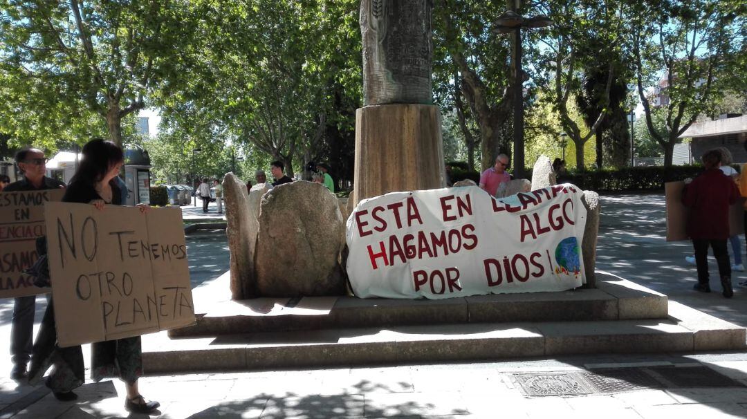 Momento de la protesta en la Plaza de la Marina