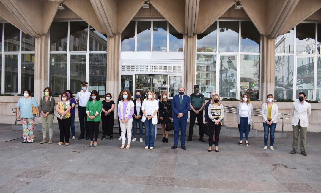 Representantes del conjunto de instituciones han guardado un minuto de silencio en la Plaza Mayor 