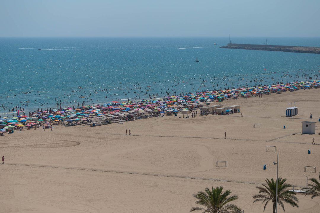 Temporada turística en la playa de Gandia 