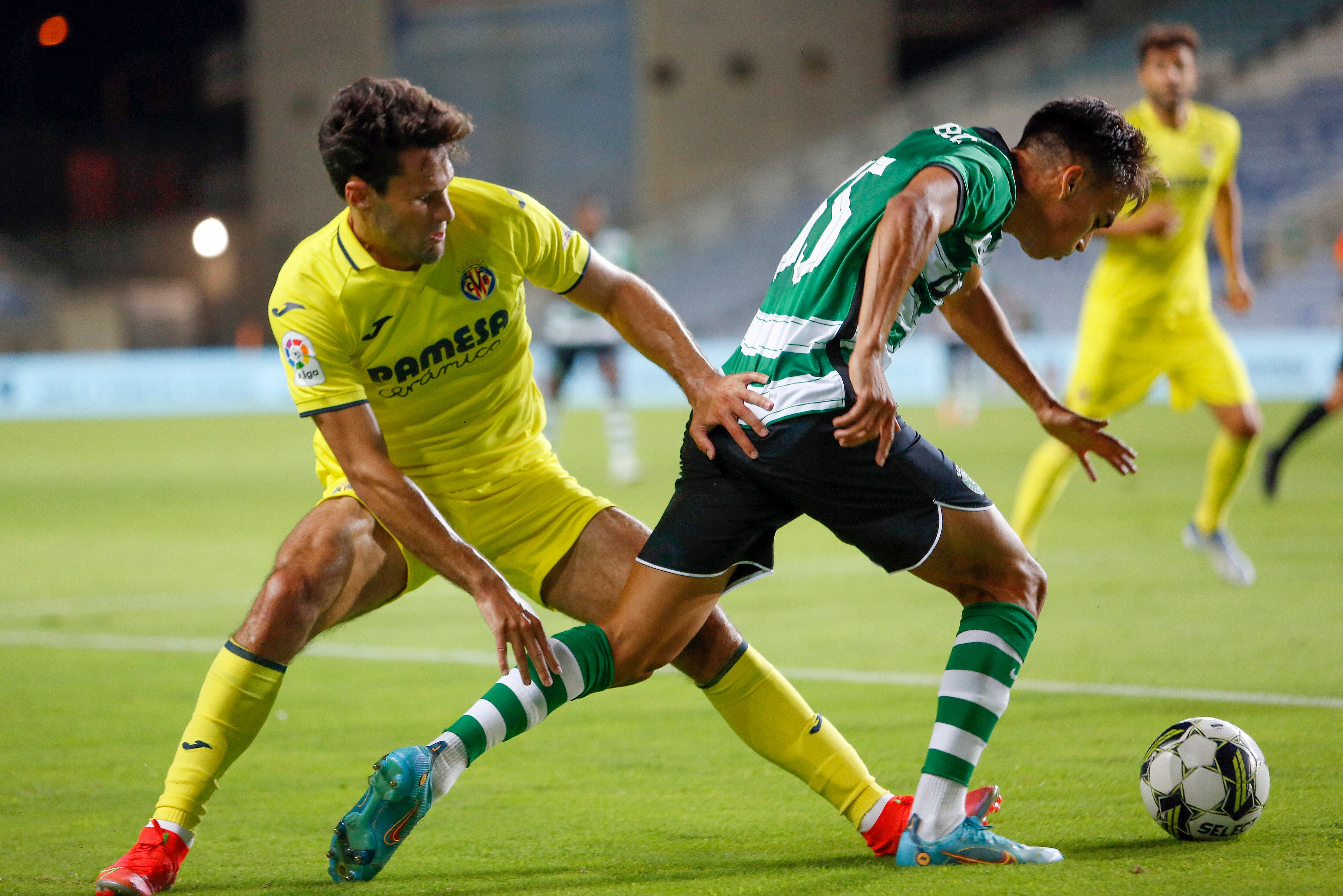 FARO, 14/07/2022.- El centrocampista del Villarreal, Alfonso Pedra (i), intenta cortar el avance del jugador del Sporting durante el encuentro amistoso que han disputado hoy jueves en el estadio Algarve, en Faro. EFE / DUARTE DRAGO.