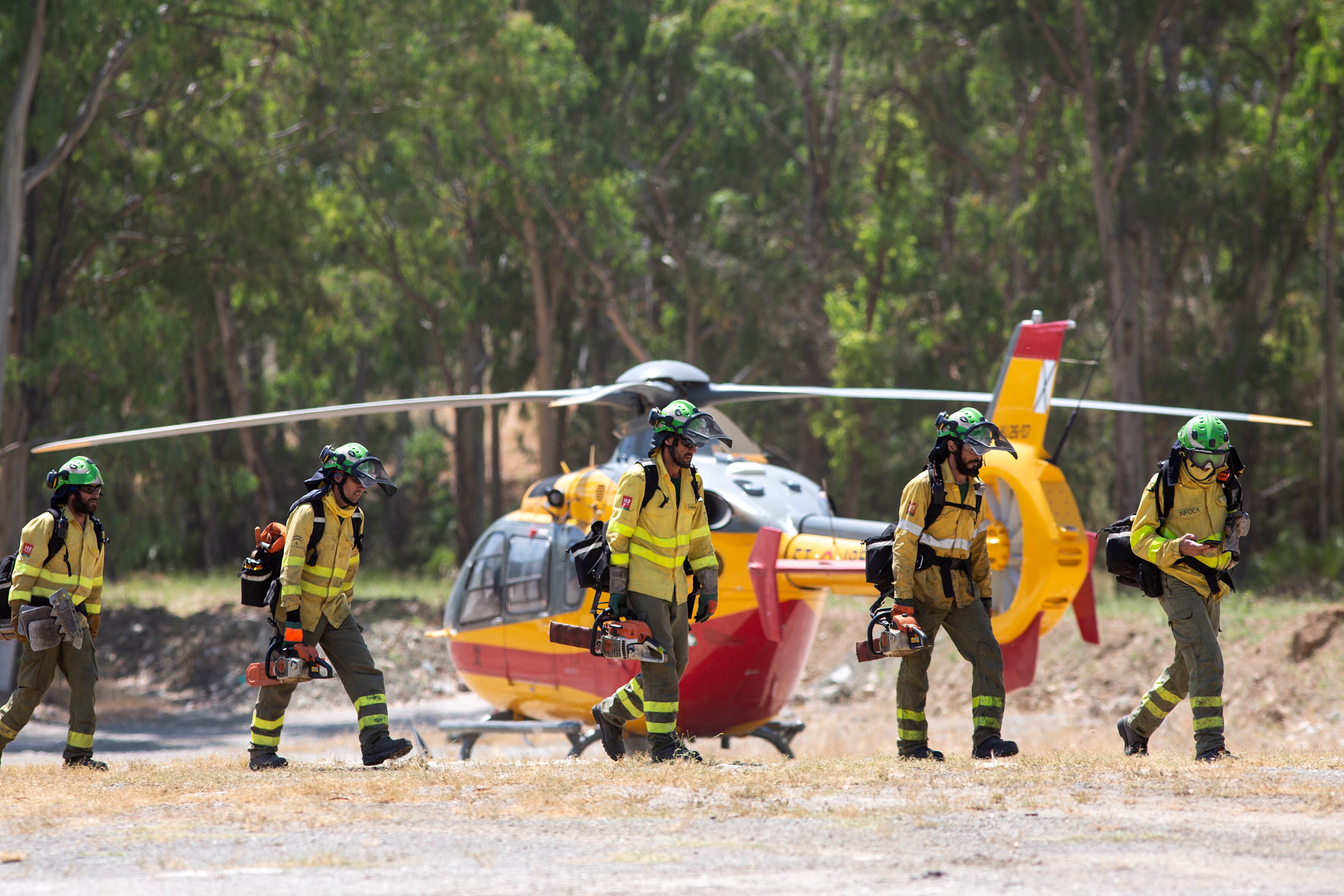 Efectivos del INFOCA, durante una intervención en Pujerra (Málaga) / Daniel Pérez (EFE)