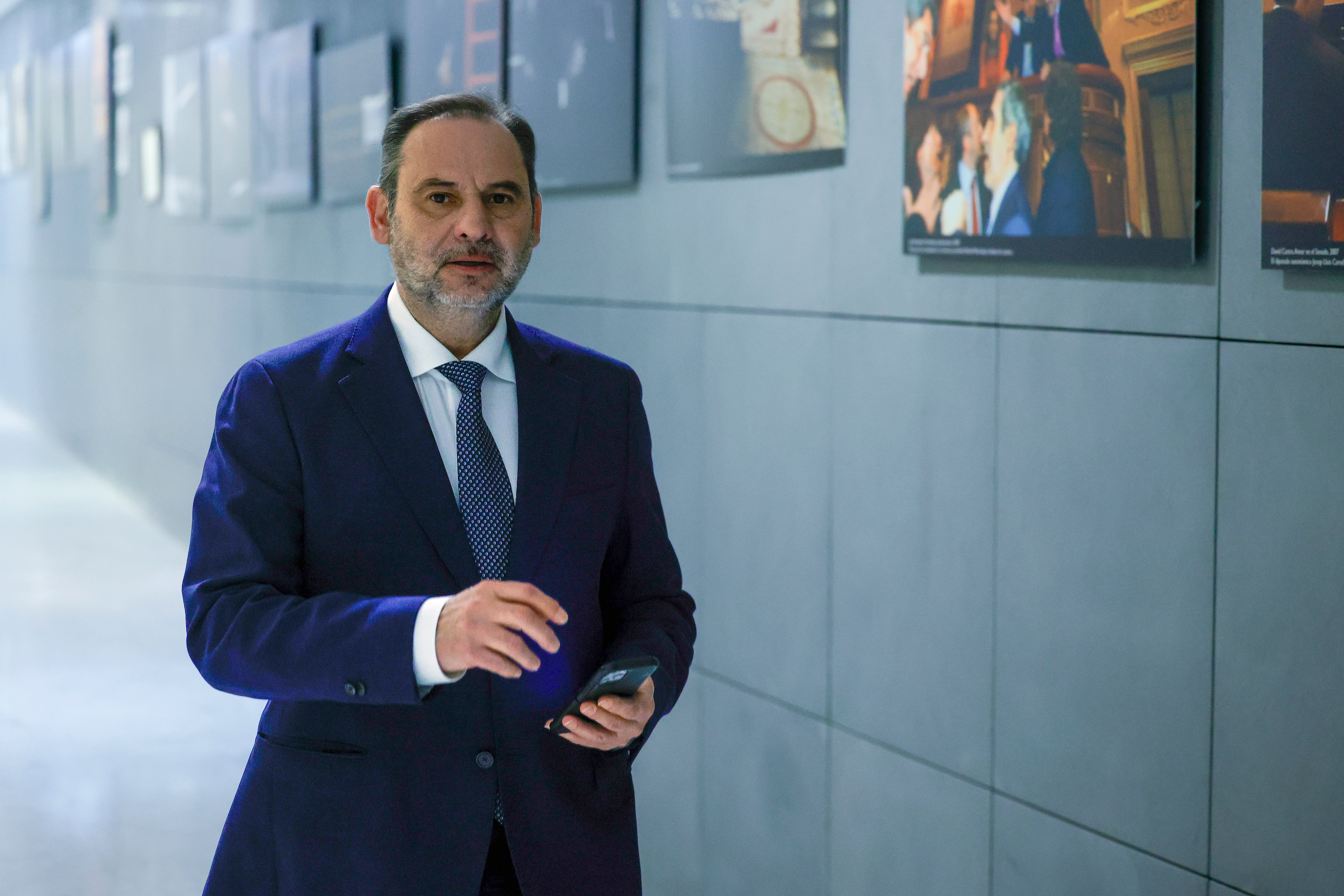 El exministro José Luis Ábalos, en los pasillos del Congreso de Diputados durante la celebración de un pleno.