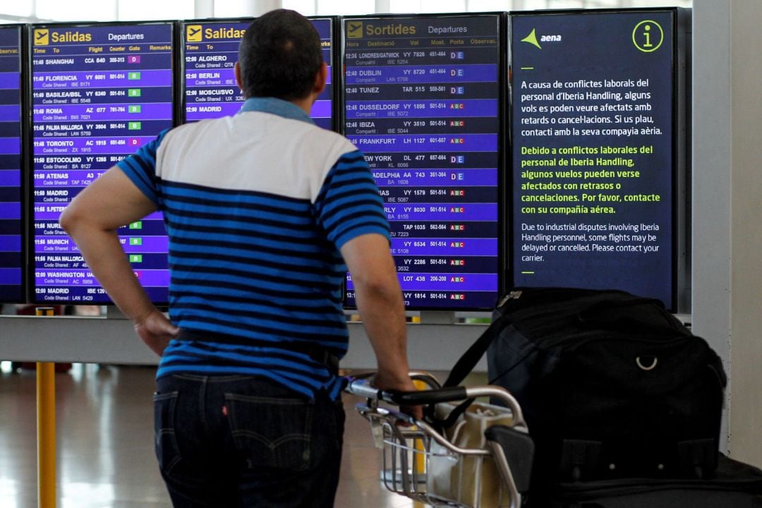 La jornada de huelga en el Aeropuerto de Barcelona convocada por los trabajadores de tierra de Iberia, que se suma a la que mantienen de forma indefinida los vigilantes de seguridad, ha arrancado con normalidad y con un seguimiento del 14,39 %, según la aerolínea.