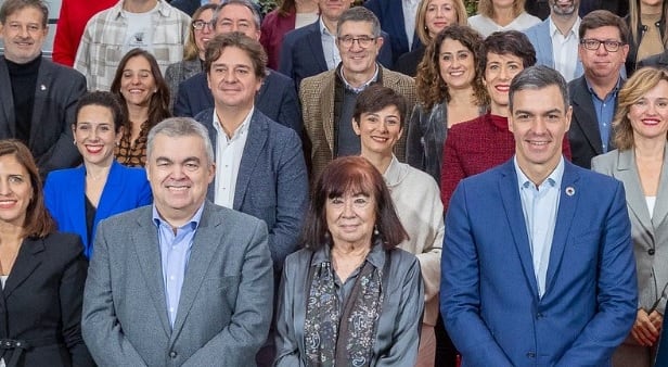 Foto de familia de la recién elegida Comisión Ejecutiva del PSOE, con el alcalde de Fuenlabrada, Javier Ayala (segunda fila por la izquierda)