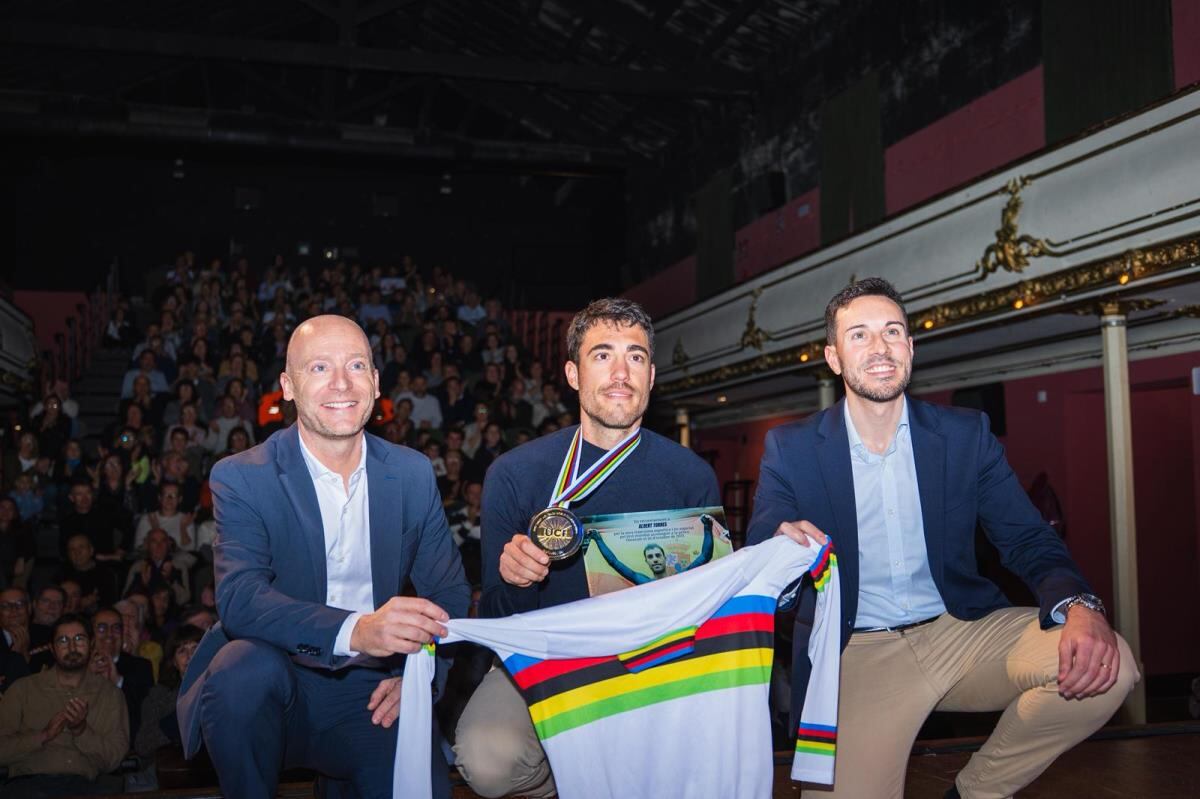 Albert Torres llueix el seu maillot que el distingeix com a campió del món a l&#039;homenatge que li va retre el Consell Insular a Ciutadella.