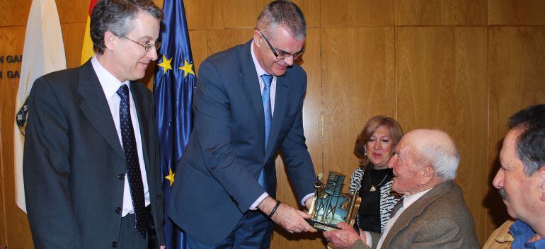Juan Mosquera Candal, de Ordes, tiene 102 años y es galardonado por AEMET