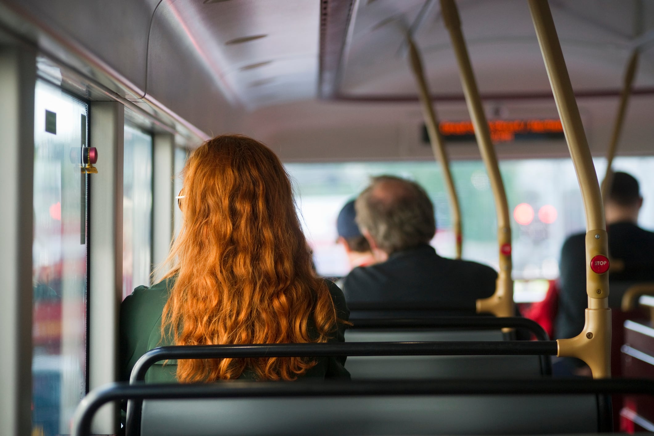 Personas, de espaldas, sentadas en un autobús urbano