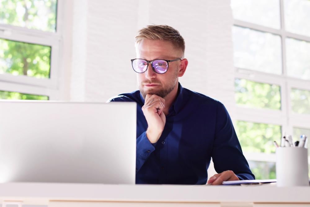 Hombre asistiendo a un curso digital