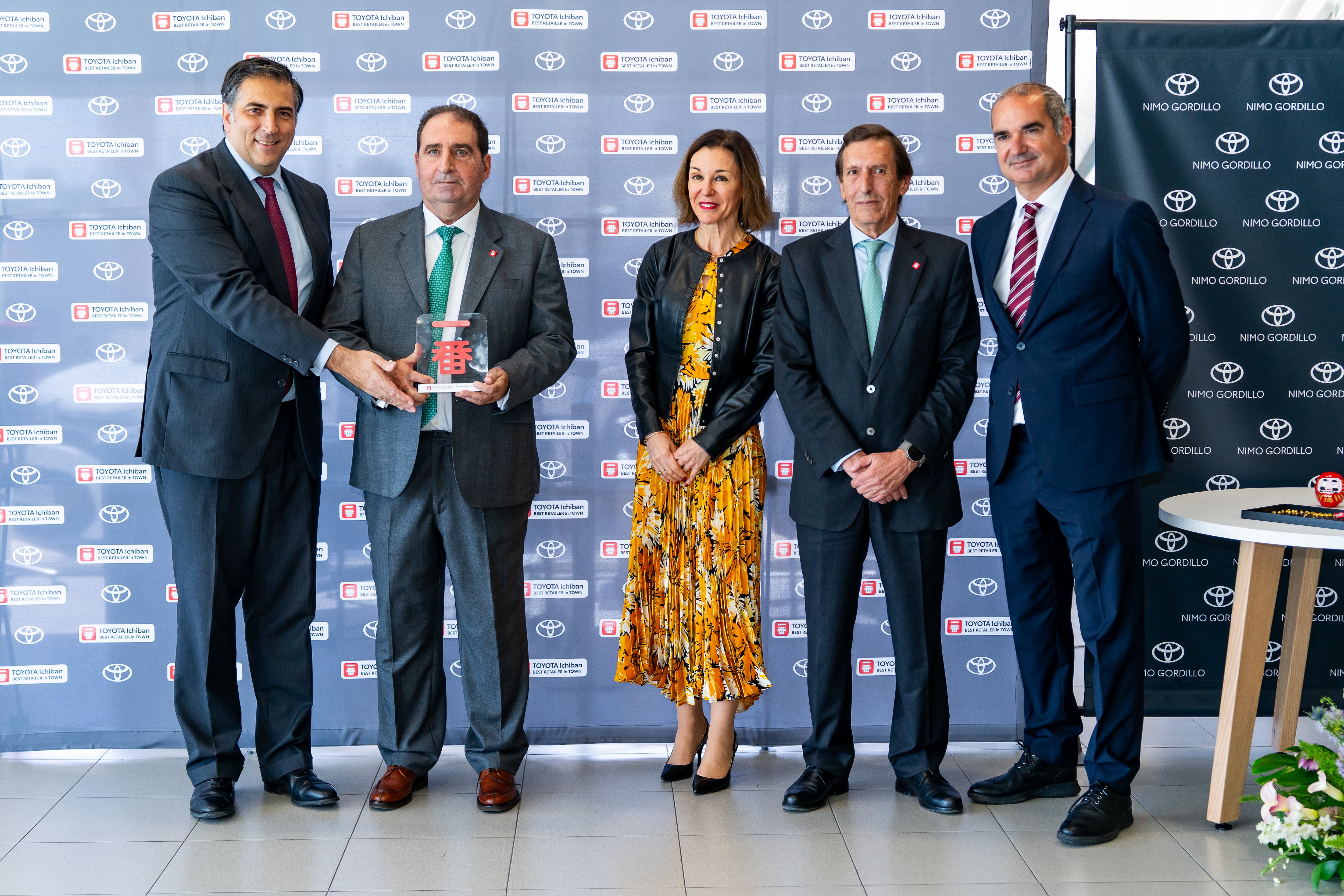 Miguel Carsi, presidente de Toyota y Lexus España, entrega trofeo Premio Ichiban a Ramón Nimo Maldonado, presidente del Consejo de Administración de Nimo Grupo. Les acompañan: Isabel Járrega, Customer Experience & Business Transformation Director de Toyota España; Joaquín Meseguer, director general de Nimo Grupo; y Fernando Fernández de Alarcón, Operations General Manager de Toyota España