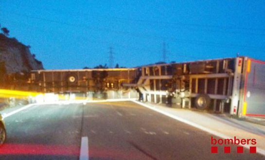 Imatge del vehicle que talla la calçada.