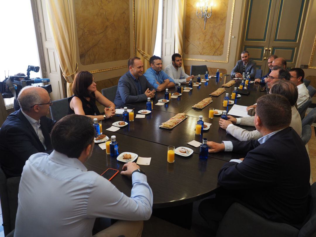 Reunión del conseller de Vivienda, Martínez Dalmau, con representantes de Fecoval