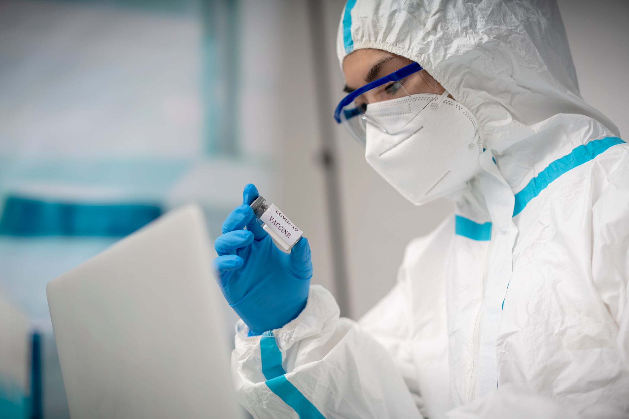 Doctor examina una vacuna contra el coronavirus