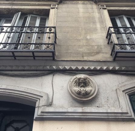 Imagen de la fachada del edificio con el madallón de Saturno